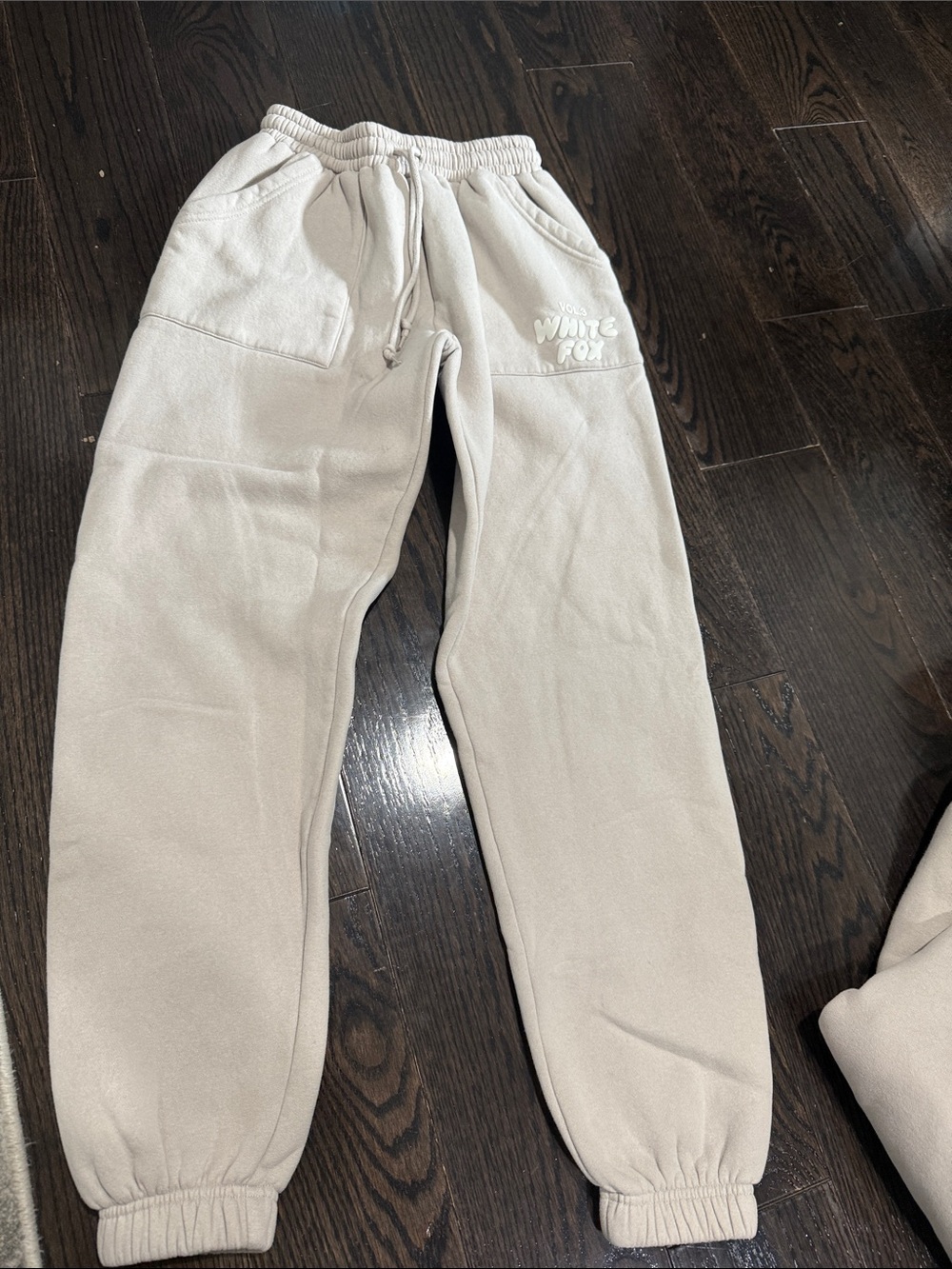 White Fox Boutique Cream Vol.3 Sweatshirt & Joggers Set notice 2 stains - Picture 4 of 10